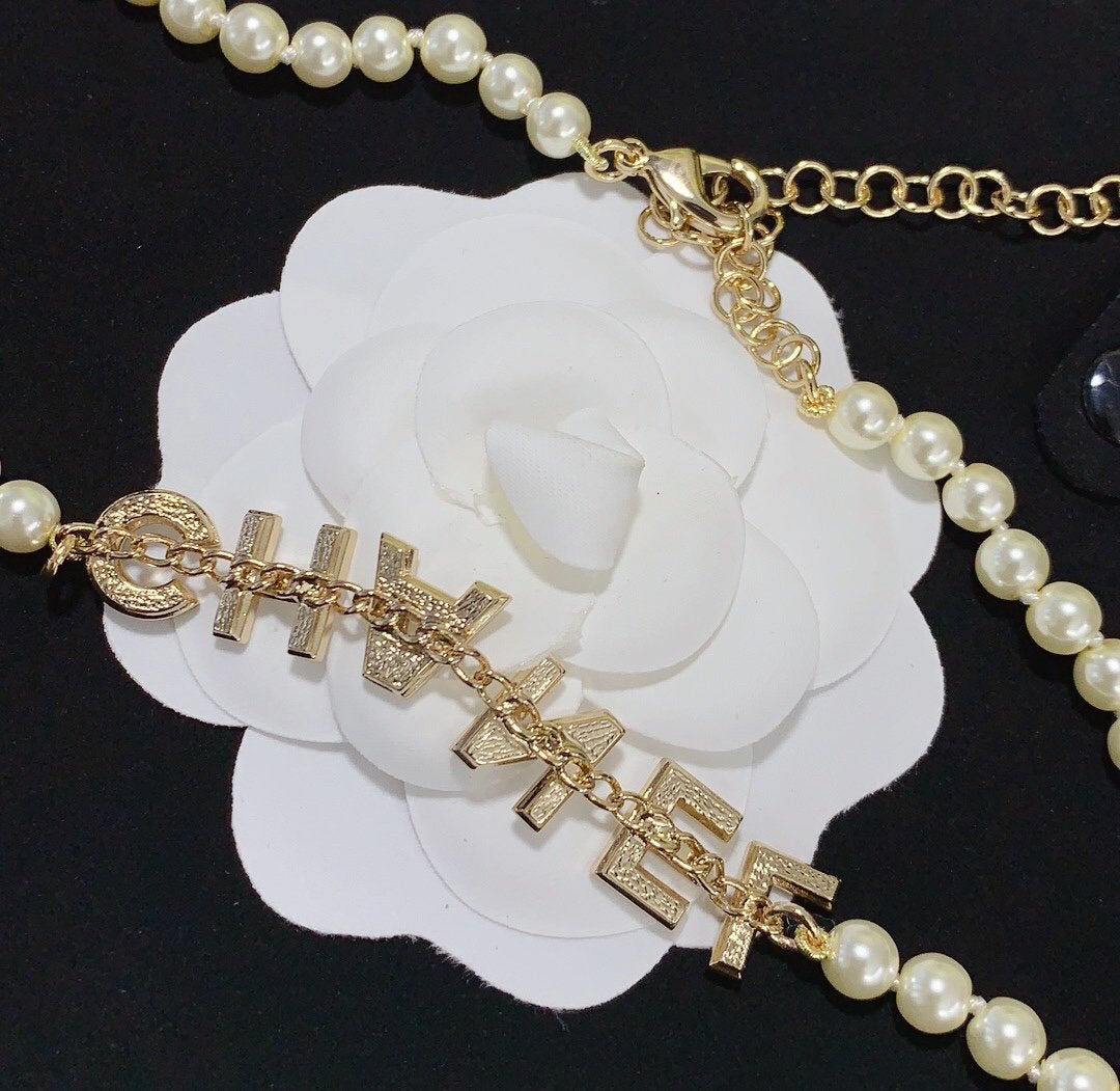 2025 Luxury Rhinestone Pearl Letter Necklace