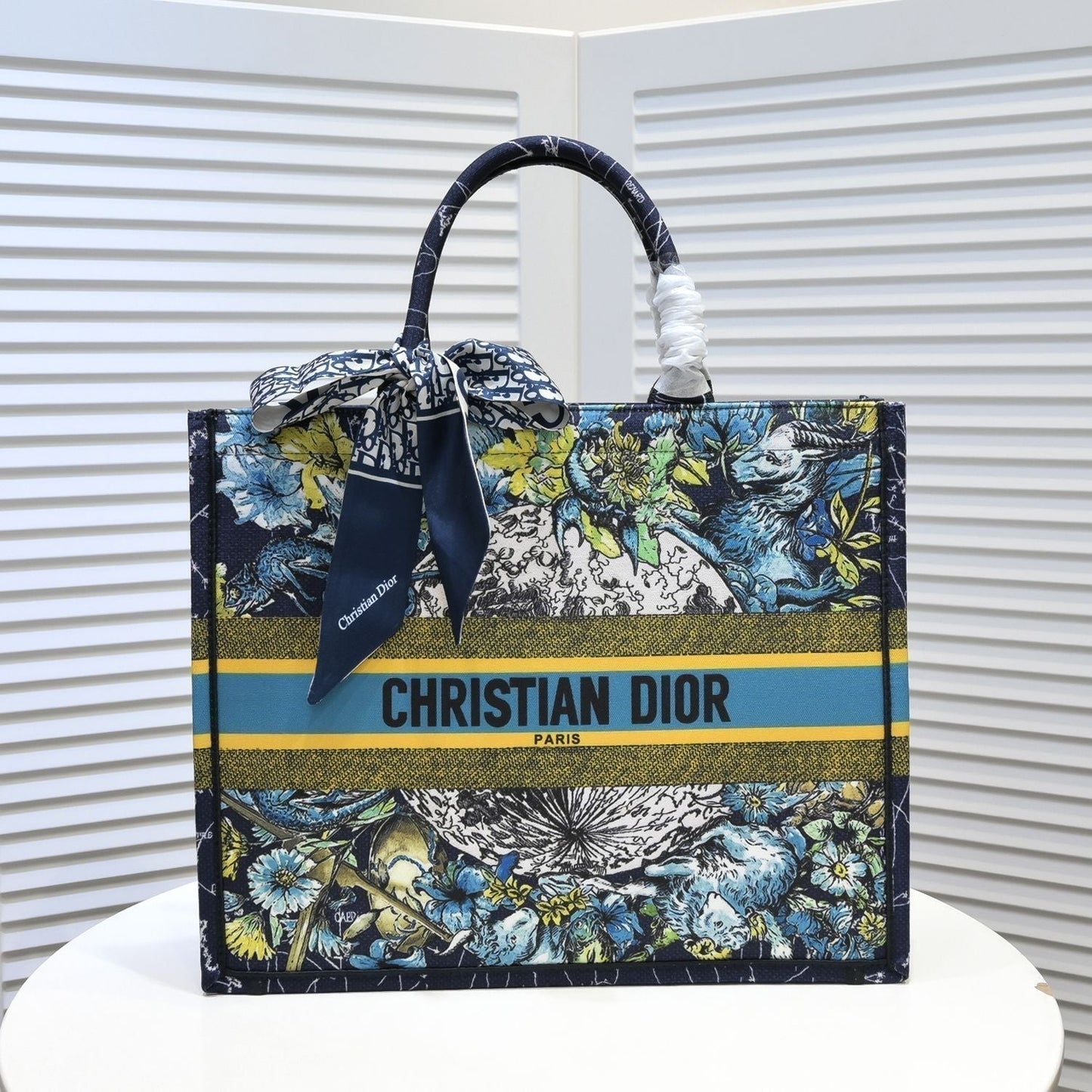 2025 Bag Classic Tote Bag W241
